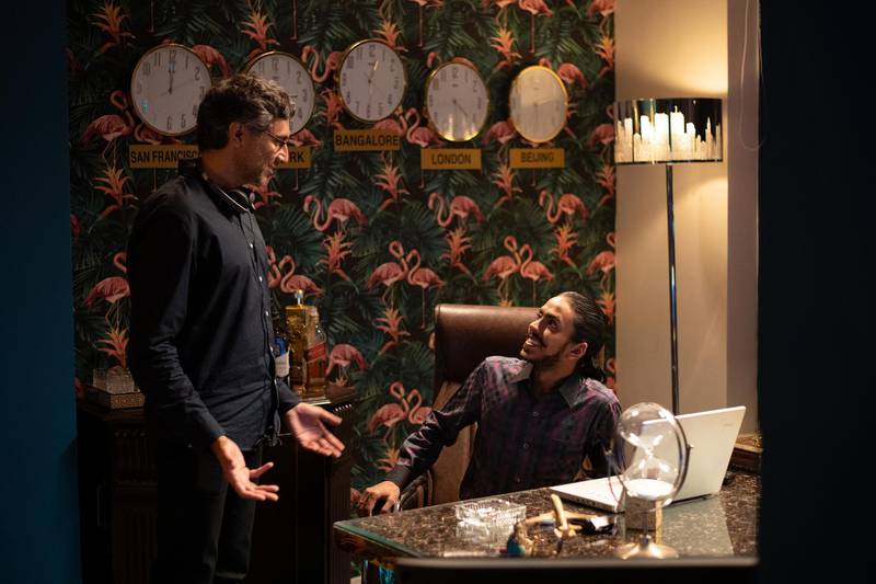 THE WHITE TIGER (L to R) Director Ramin Bahrani and Adarsh Gourav. Cr. TEJINDER SINGH KHAMKHA/NETFLIX © 2020