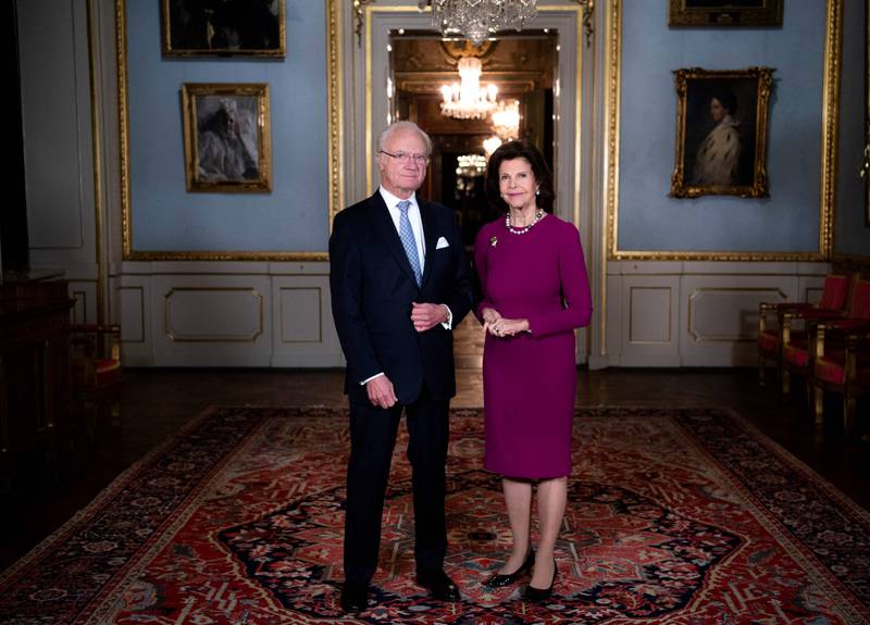 (FILES) In this file photo taken on December 3, 2020 King Carl XVI Gustaf of Sweden and Queen Silvia of Sweden pose at the Royal Castle in Stockholm, Sweden.  - The king and queen of Sweden have both tested positive for Covid-19, the Swedish Royal Court said on January 4, 2022.  Both of them were vaccinated with three jabs, and had "mild symptoms" and were "feeling well under the circumstances".  (Photo by Pontus LUNDAHL  /  TT News Agency  /  AFP)  /  Sweden OUT
