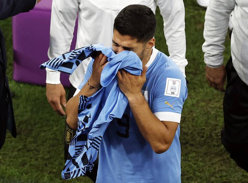 Soccer Football - FIFA World Cup Qatar 2022 - Group H - Ghana v Uruguay - Al Janoub Stadium, Al Wakrah, Qatar - December 2, 2022 Uruguay's Luis Suarez looks dejected after the match as Uruguay are eliminated from the World Cup REUTERS / Albert Gea