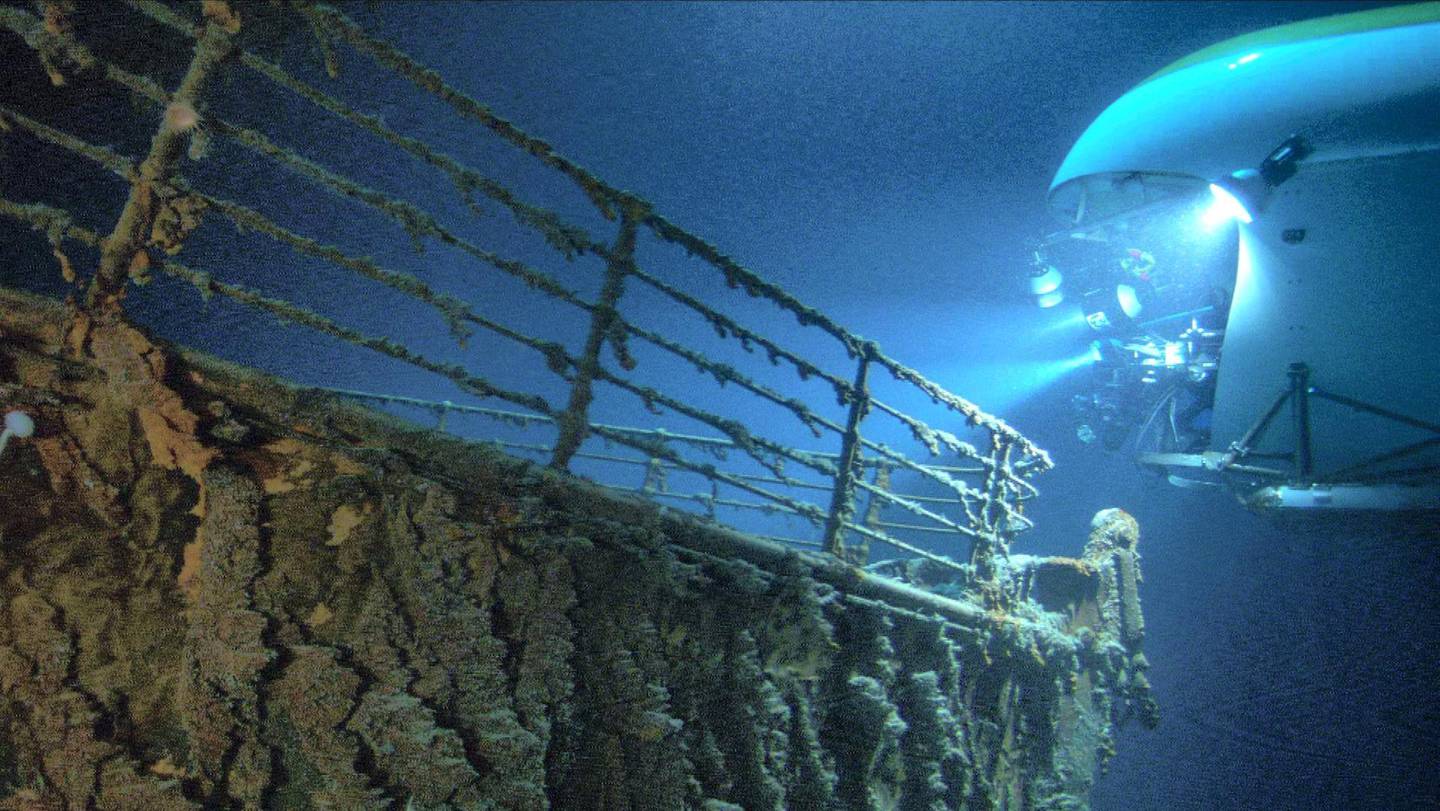 RY4WGD MIR SUBMERSIBLE SURVEYS WRECK OF TITANIC, GHOSTS OF THE ABYSS, 2003
