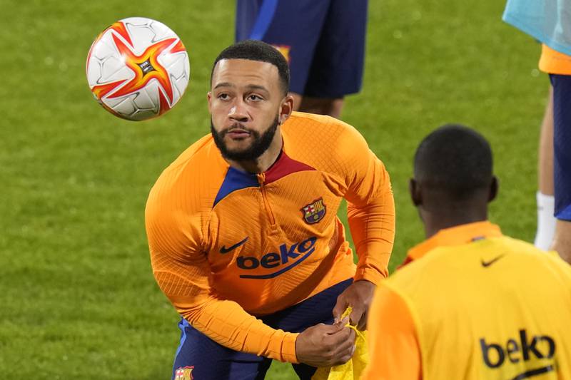 Barcelona's Memphis Depay warms up during a training session. AP Photo