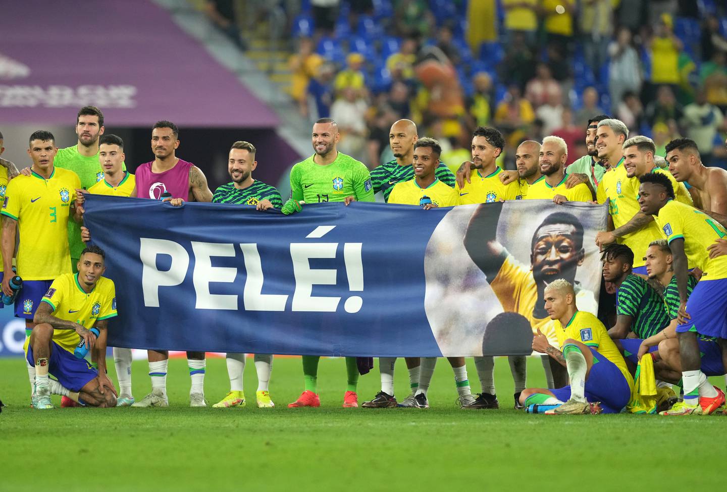 Brasilianische Spieler bringen nach dem Achtelfinale der Weltmeisterschaft im Stadion 974 in Doha ein Pele-Banner auf das Spielfeld