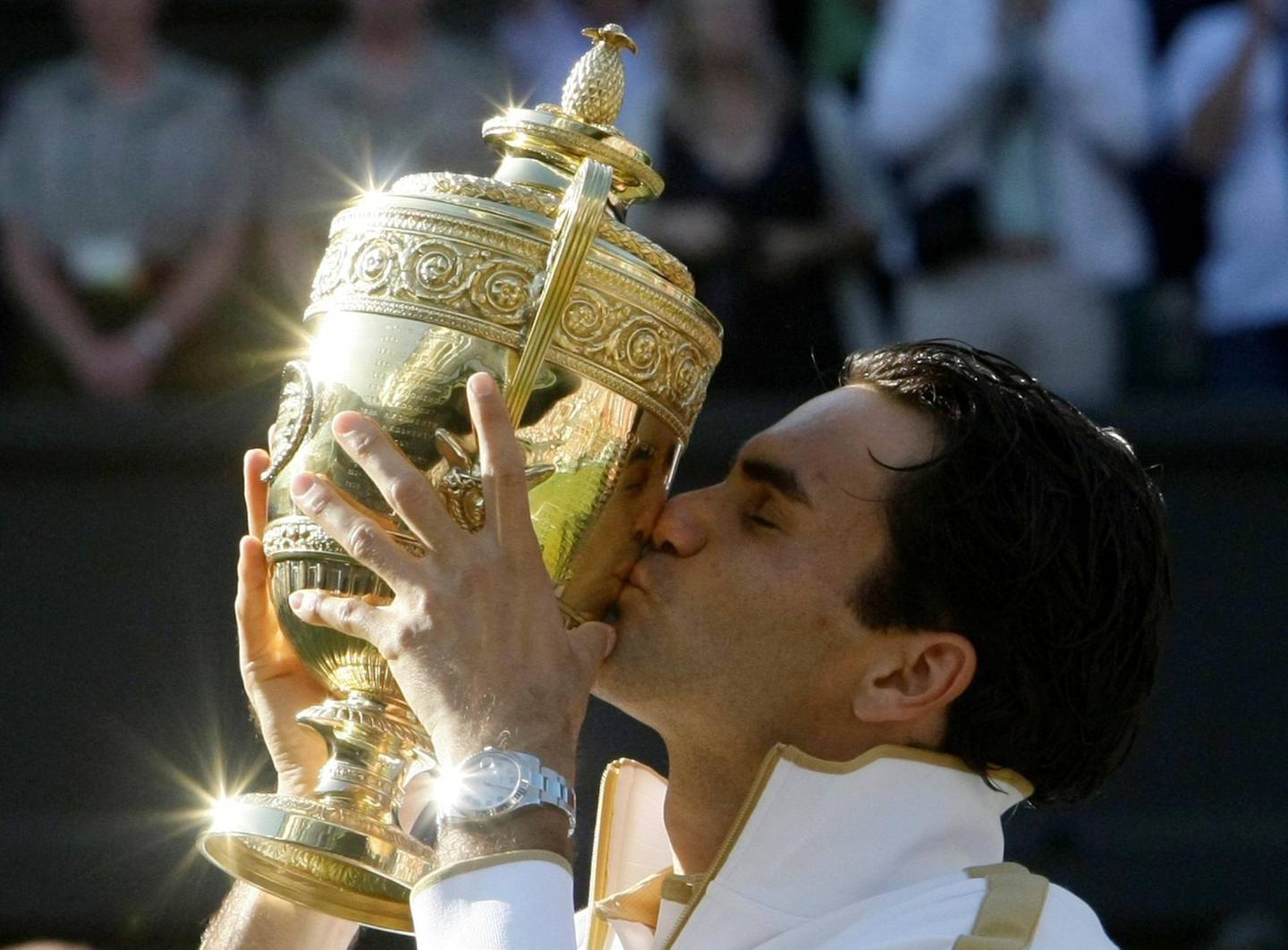 FILE PHOTO: Roger Federer of Switzerland kisses his trophy after defeating Andy Roddick of the U.S. in their Gentlemen's Singles finals match at the Wimbledon tennis championships in London, July 5, 2009.   REUTERS/Stefan Wermuth/File Photo