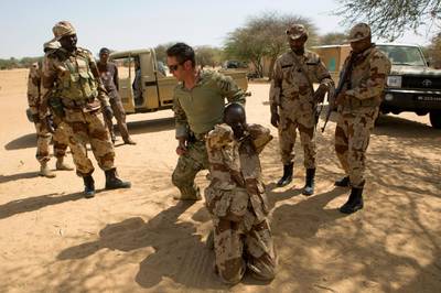 FILE PHOTO: A U.S. special forces soldier demonstrates how to detain a suspect during Flintlock 2014, a U.S.-led international training mission for African militaries, in Diffa, Niger March 4, 2014. REUTERS/Joe Penney/File photo
