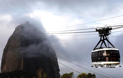 The Sugar Loaf hill cable railway crosses the Guanabara bay during the reopening day of touristic attractions, in Rio de Janeiro, Brazil, on August 15, 2020, amid the COVID-19 novel coronavirus pandemic.  / AFP / FABIO MOTTA
