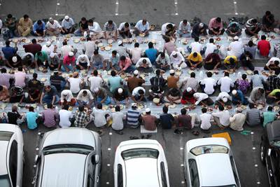 DUBAI , UNITED ARAB EMIRATES Ð July 20 : People breaking the fast on the first day of Ramadan during the iftar held near one of the mosque close to Al Ghubaiba bus station in Bur Dubai. ( Pawan Singh / The National ) For News.