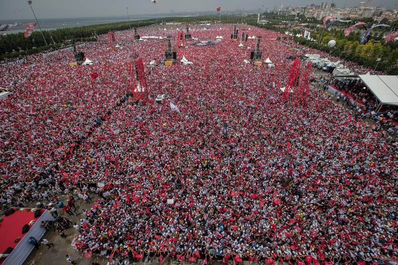 epa06833577 Supporters of Muharrem Ince, Presidential candidate of Turkey's main opposition Republican People's Party (CHP), cheer during an election campaign rally, in Istanbul, Turkey, 23 June 2018. Turkey will hold snap presidential and parliamentary elections on 24 June 2018.  EPA/SEDAT SUNA