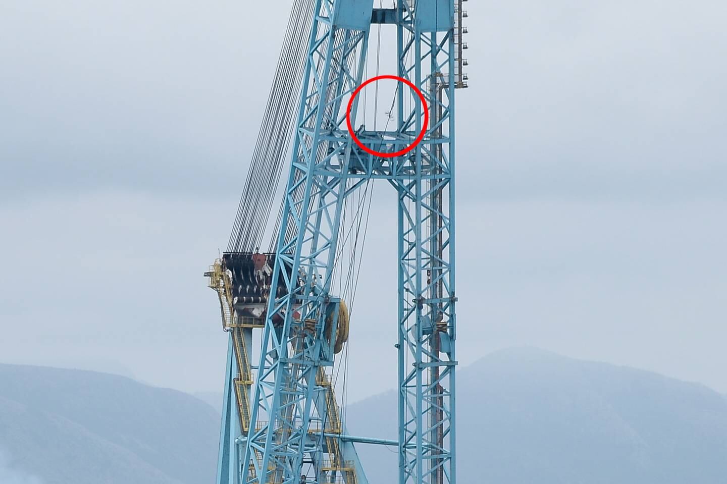 A red circle points out the broken steel wire, which resulted in the overturning of a semi-submersible crane. EPA.