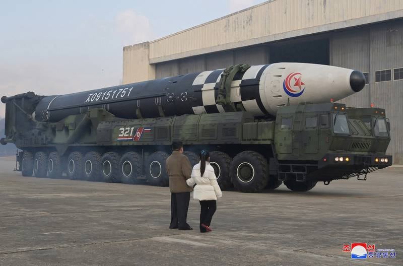 Lors d'une visite à l'aéroport international de Pyongyang, le dirigeant nord-coréen Kim Jong-un et une fille prétendue être sa fille inspectent un missile balistique Hwasongpho-17.  APE