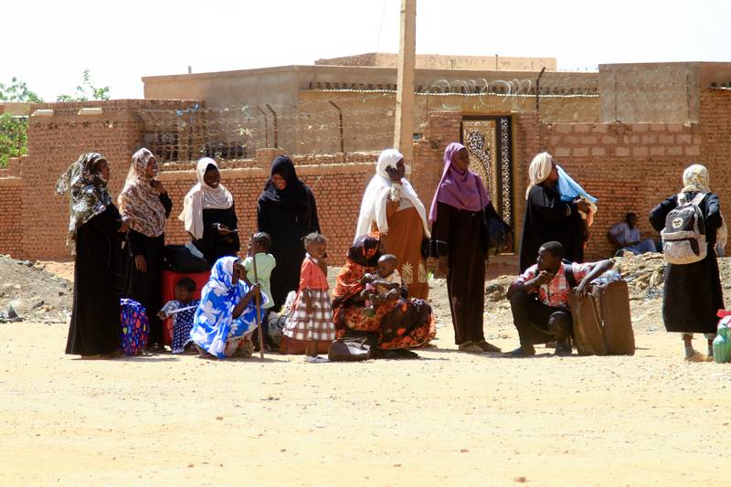 Menschen, die vor Straßenkämpfen fliehen, warten mit ihren Habseligkeiten auf einer Straße in Khartum.  AFP 