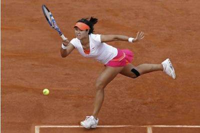 Li Na returns the ball to Francesca Schiavone of Italy in the women's final match of the French Open tennis tournament in Roland Garros stadium in Paris.