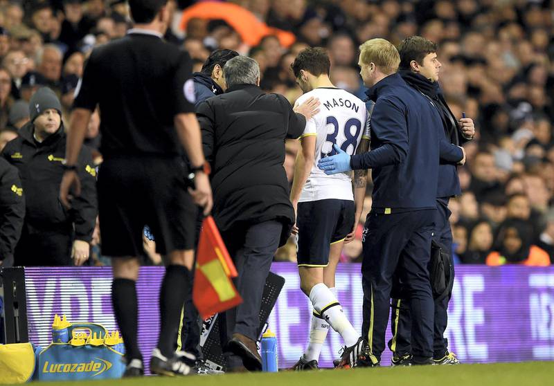 LONDON, ENGLAND - JANUARY 01:  Jose Mourinho, manager of Chelsea pats Ryan Mason of Spurs on the back as he leaves the pitch with an injury during the Barclays Premier League match between Tottenham Hotspur and Chelsea at White Hart Lane on January 1, 2015 in London, England.  (Photo by Michael Regan/Getty Images)
