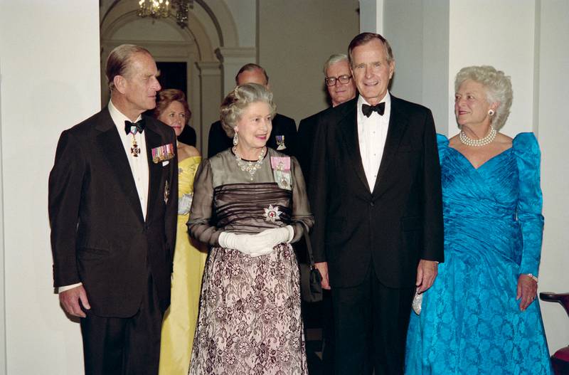 Bush and his wife, Barbara Bush, arrive at a dinner at the British embassy accompanied by the queen and Prince Philip on May 16, 1991. AFP