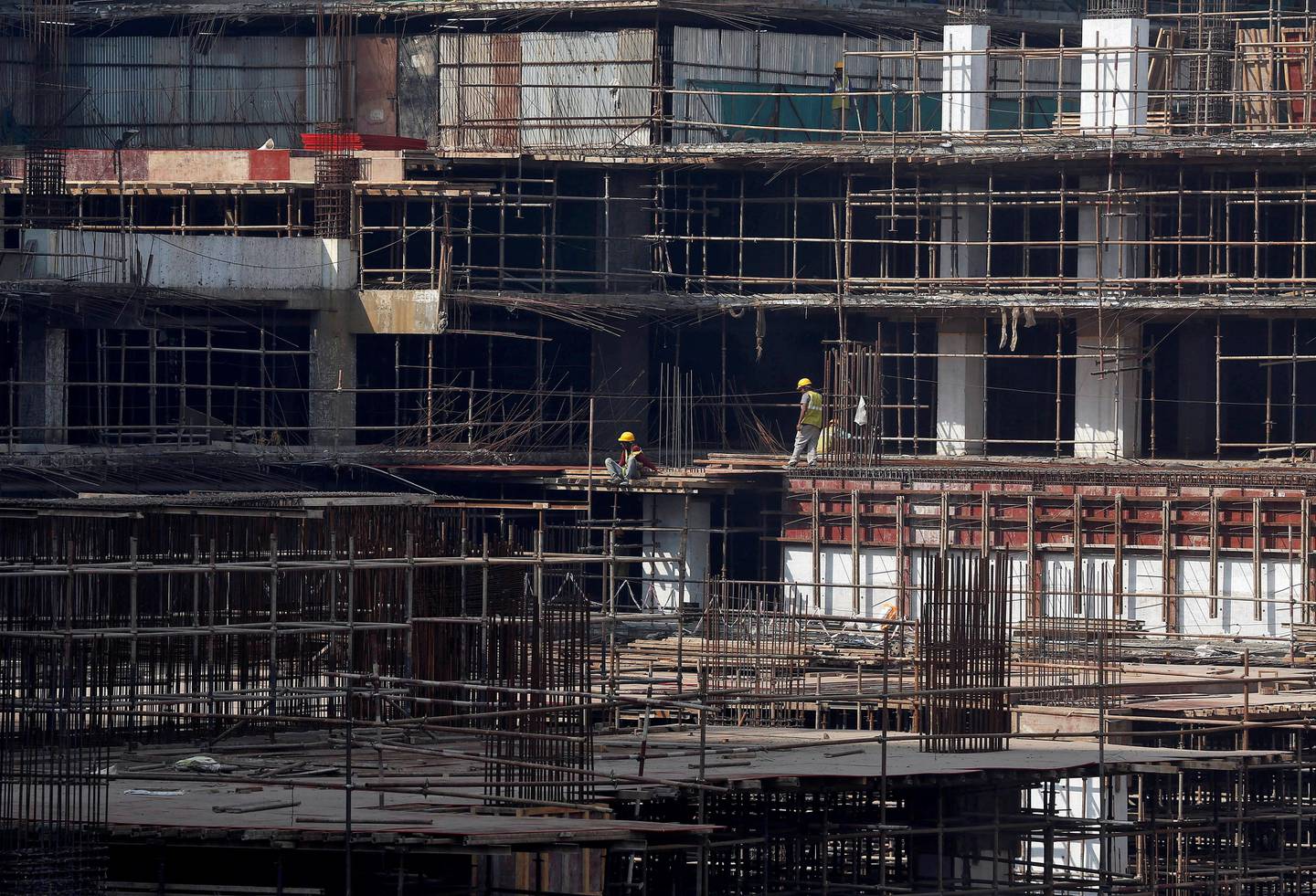FILE PHOTO: Construction workers work on a site of a residential building in Mumbai, India, November 30, 2016.  REUTERS / Shailesh Andrade / File Photo