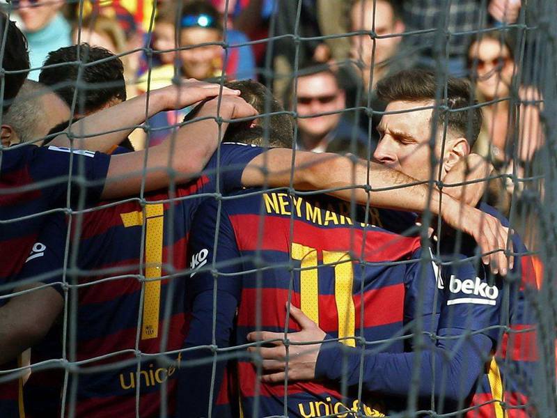 FC Barcelona’s players (lionel Messi, R) celebrate 1-0 after Getafe’s Juan Rodriguez score an own goal during their Spanish Primera Division soccer match at Camp Nou stadium in Barcelona, northeastern Spain, 12 March 2016.  EPA/Toni Albir