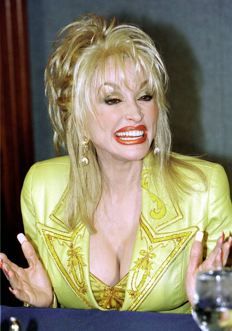 Country music singer Dolly Parton smiles during the National Press Club luncheon in Washington D.C.,  March 23, 2000. Parton announced today that she is donating $7 million to help fund the expansion of her Dollywood Foundation's Imagination Library reading program for children.  (Photo by Alex Wong/Getty Images) 