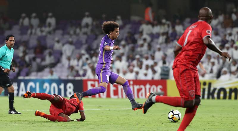 Al-Ain's Omar Abdulrahman (C) vies for the ball against Al-Duhail's Almoez Ali (L)  during the AFC Champions League match Al-Ain (UAE) vs Al-Duhail (Qatar) at Hazza Bin Zayed Stadium, on February 20, 2018 in the United Arab Emirate of al-Ain. / AFP PHOTO / KARIM SAHIB