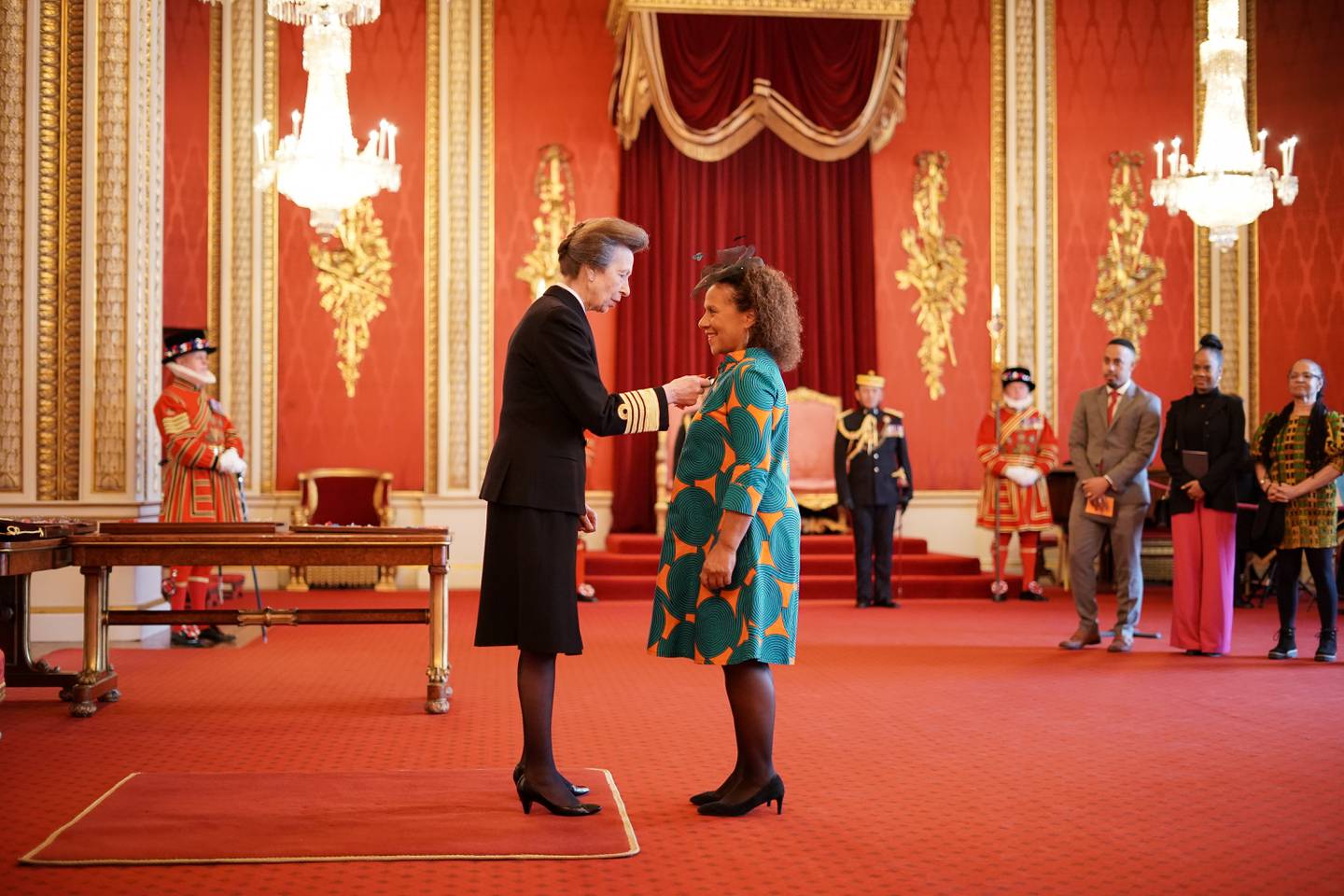 Chinyere Nwanoku, fondateur du Chineke !  Foundation, est fait Commandeur de l'Ordre de l'Empire britannique par la princesse royale au palais de Buckingham.  Photo: Aaron Chown