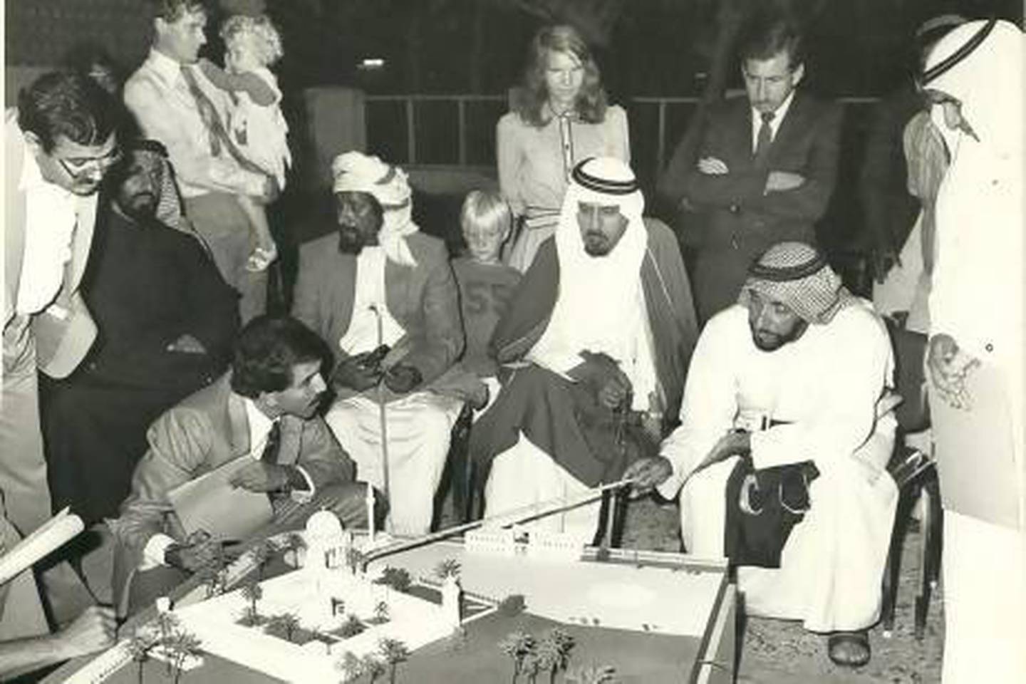 Frauke Heard-Bey stands behind Sheikh Zayed in 1980. Her husband, David, is on the left, along with her two kids. Photo courtesy of Frauke Heard-Bey.