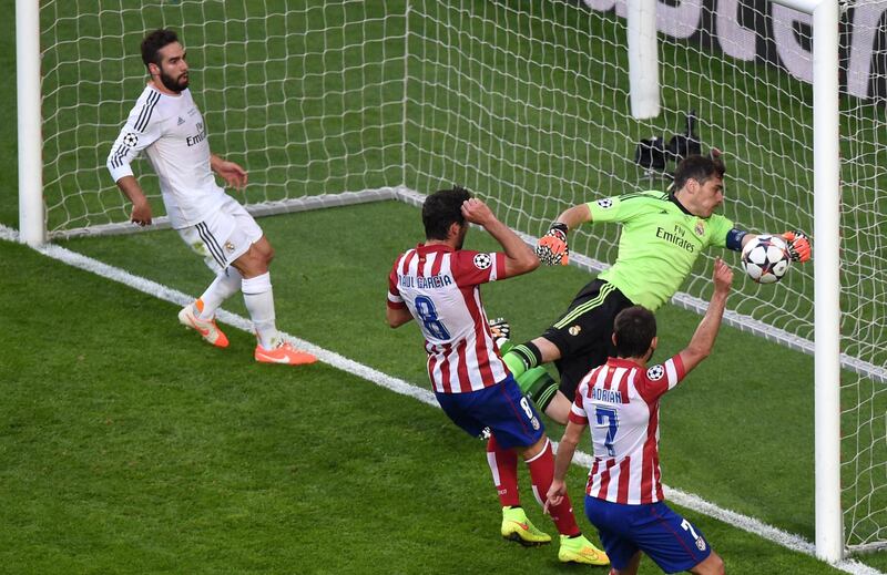 Atletico Madrid's Uruguayan defender Diego Godin (unseen) scores past Real Madrid's goalkeeper Iker Casillas (R) during the UEFA Champions League Final Real Madrid vs Atletico de Madrid at Luz stadium in Lisbon, on May 24, 2014.   AFP PHOTO/ FRANCISCO LEONG (Photo by FRANCISCO LEONG / AFP)