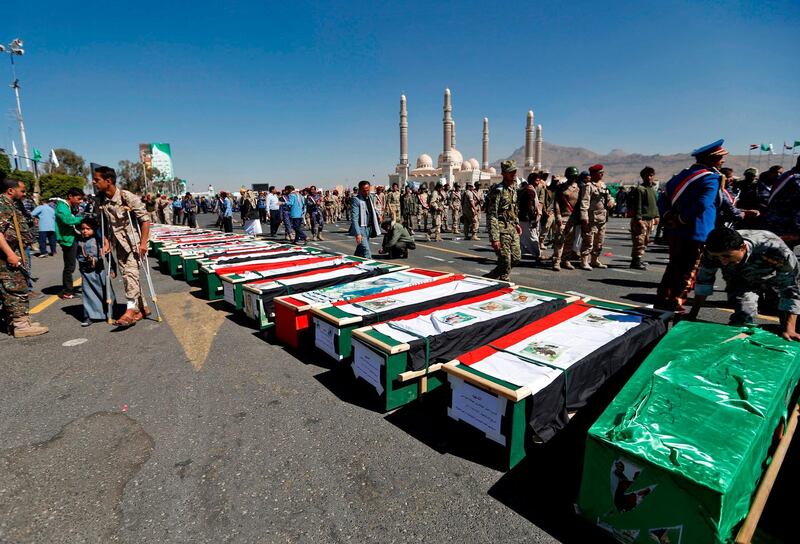 Supporters of the Huthi movement attend the funeral of those killed during recent clashes between Huthi rebel fighters and loyalists of Yemen's late ex-president Ali Abdullah Saleh, in the capital Sanaa on December 7, 2017. / AFP PHOTO / Mohammed HUWAIS