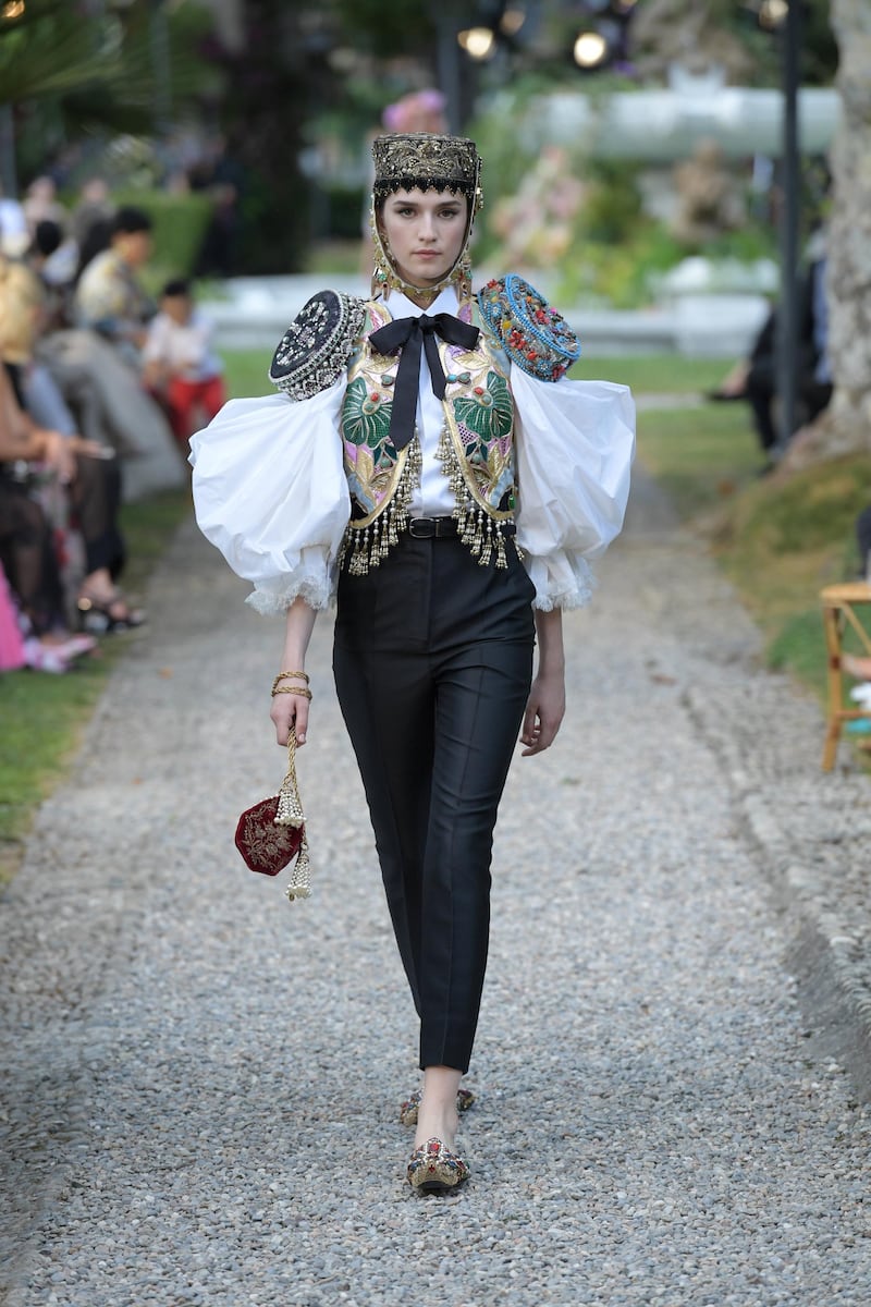 <p>Traditional topis were transformed into&nbsp;shoulder embellishments.&nbsp;Courtesy Dolce &amp; Gabbana</p>
