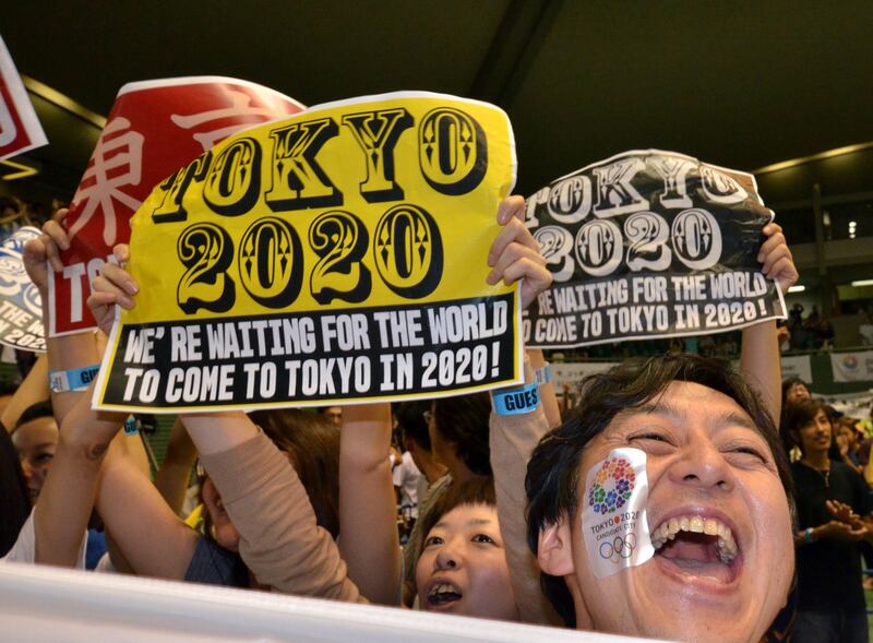 TOPSHOTS - People celebrate as Tokyo wins the host city of the 2020 Olypics at the live-viewing event in Tokyo on September 8, 2013.  Tokyo won the right to host the Olympic Games for the second time, overcoming fears about radiation from the stricken Fukushima nuclear plant to land the 2020 edition of the world's biggest sporting event.    TOPSHOTS / AFP PHOTO / Yoshikazu TSUNO
 *** Local Caption ***  892825-01-08.jpg