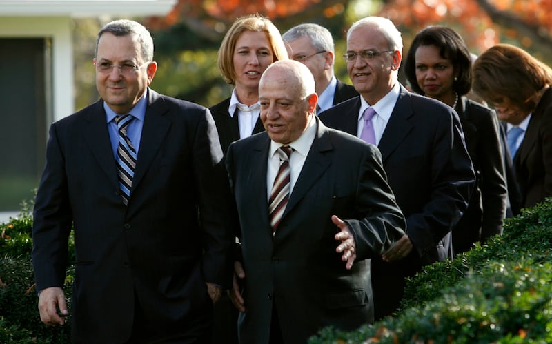 Israeli defence minister Ehud Barak (L) talks to Mr Qurei at the White House in Washington in November 2007. Israeli foreign minister Tzipi Livni, Palestinian negotiator Saeb Erekat and US secretary of state Condoleezza Rice are in the background. Reuters