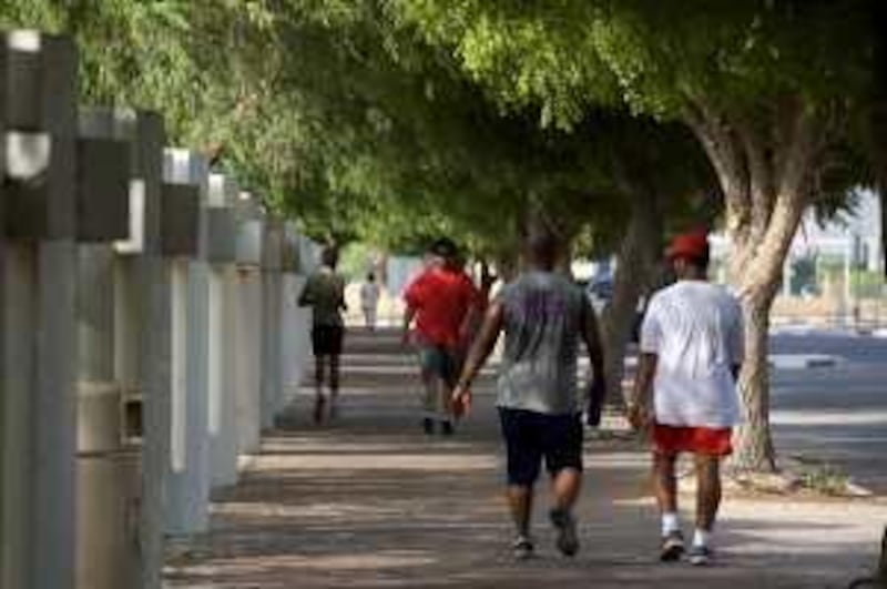 Dubai, UAE - August 20, 2009 -Joggers and walkers at Al Safa Park during the mid-day heat. (Nicole Hill / The National)  *** Local Caption ***  NH Heat15.jpg