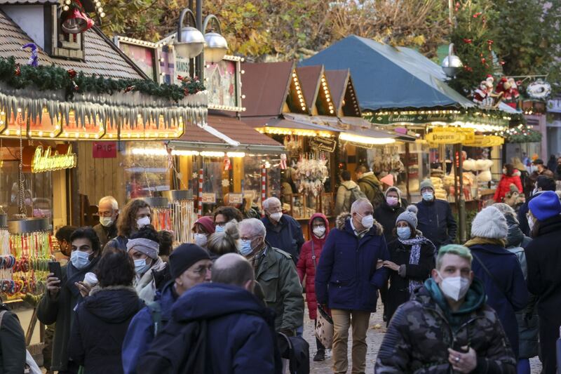 Shoppers in face masks at a Christmas market in Frankfurt, Germany. Bloomberg