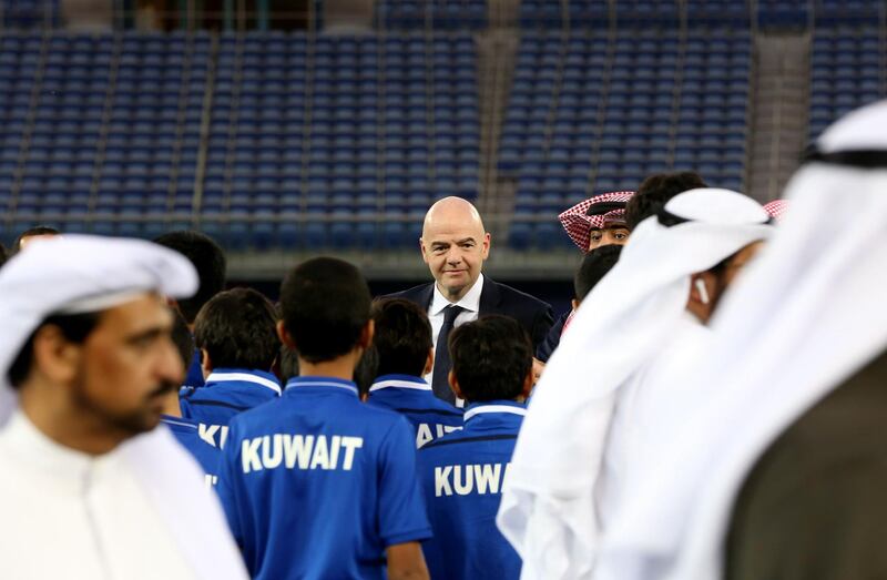 FIFA president Gianni Infantino (C) attends a tour of the Sheikh Jaber Al-Ahmad International Stadium in Kuwait City on December 6, 2017. / AFP PHOTO / Yasser Al-Zayyat