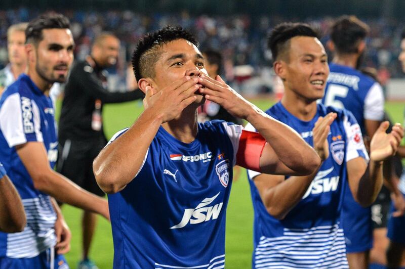 (FILES) In this file photo taken on March 11, 2018, Indian club Bengaluru FC player Sunil Chhetri acknowledges the crowds after the team's 3-1 win against Pune City in the Hero ISL semi finals match at the Sree Kanteerava Stadium in Bangalore. Virat Kohli has joined a plea by India's football captain for fans to fill empty stadiums after just 2,569 turned up to watch the national team play. Cricket captain Kohli and batting legend Sachin Tendulkar backed Sunil Chhetri's heartfelt plea that went viral on social media after India thrashed Taiwan 5-0 in a near-empty Mumbai stadium during the last week of May. / AFP / Manjunath KIRAN
