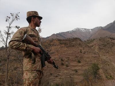 epa07390352 Pakistani Army soldier stands guard at the Line of Control, the de facto border between Pakistani and Indian administered Kashmir in Chakothi, Azad Kashmir, Pakistan, 23 February 2019. Pakistan's Prime Minister Imran Khan on 19 February also warned that his country would retaliate if attacked by India and denied New Delhi's allegations that Islamabad was involved in a recent suicide attack that killed 42 security men in Indian-administered Kashmir.  EPA/AMIRUDDIN MUGHAL