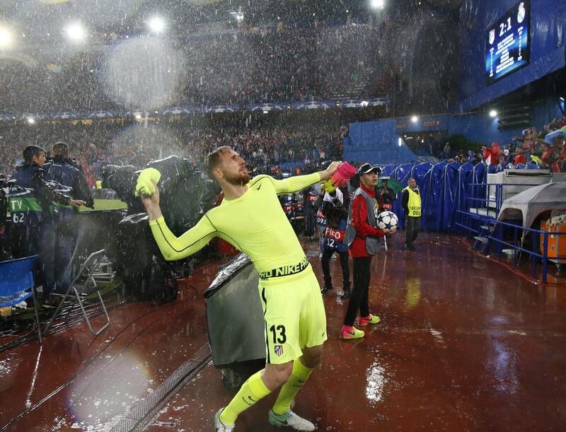 Atletico Madrid’s goalkeeper Jan Oblak throws his shirt to the team’s fans. Mariscal / EPA