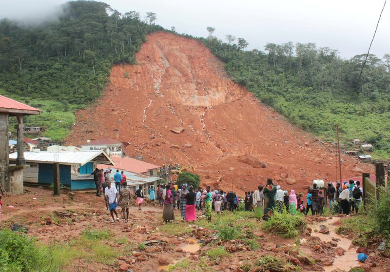 People inspect the damage after a mudslide in the mountain town of Regent, Sierra Leone August 14, 2017. REUTERS/ Ernest Henry      TPX IMAGES OF THE DAY