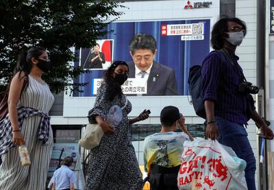 epa08631353 People are watching a public broadcast of Japanese Prime Minister Shinzo Abe announcing his resignation during a televised news conference at prime minister's official residence, as they walk past at Shinjuku in Tokyo, Japan, 28 August 2020. Japan's  prime minister Abe has announced his resignation due to health concerns.  EPA/KIMIMASA MAYAMA