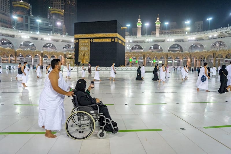 The first group of Muslims, allowed in the mosque compound by appointment, arrive at the Grand Mosque to perform Umrah. Courtesy General Presidency for the Affairs of the Grand Mosque and the Prophet's Mosque