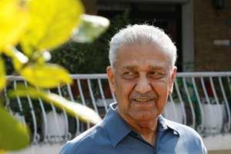 Nuclear scientist Abdul Qadeer Khan smiles at the media after his court verdict outside his residence in Islamabad February 6, 2009. A Pakistani court declared on Friday disgraced nuclear scientist Khan a free man,his lawyer said. Khan, lionised by many Pakistanis as the father of the country's atomic bomb, was pardoned but placed under house arrest in 2004 by the then president, Pervez Musharraf, soon after he made a televised confession to selling nuclear secrets to Iran, North Korea and Libya.    REUTERS/Mian Khursheed      (PAKISTAN) *** Local Caption ***  ISL04_PAKISTAN-NUCL_0206_11.JPG