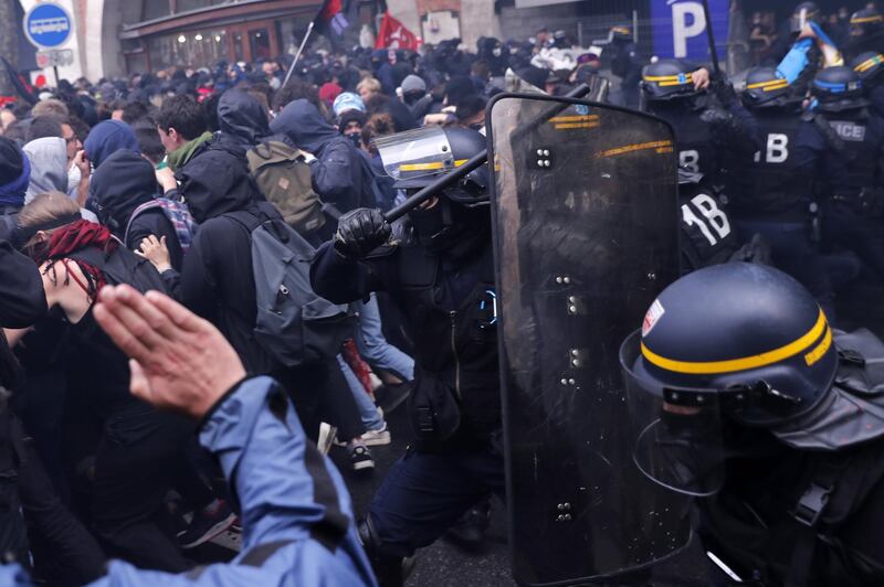 epa06756047 French riot police clash with protesters during a national demonstration against French governement reforms in Paris, France, 22 May 2018. Unions call for a national day of protest against the government policies.  EPA/ETIENNE LAURENT