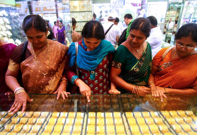 Tourists from India shop for jewellery in Dubai. Bloomberg