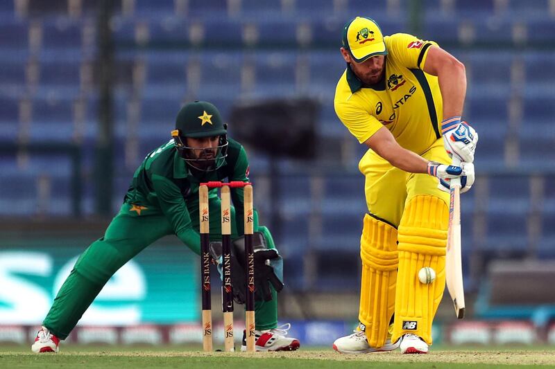 Australian cricketer Aaron Finch (R) plays a shot during the third one day international (ODI) cricket match between Pakistan and Australia at Sheikh Zayed Stadium in Abu Dhabi on March 27, 2019. / AFP / MAHMOUD KHALED
