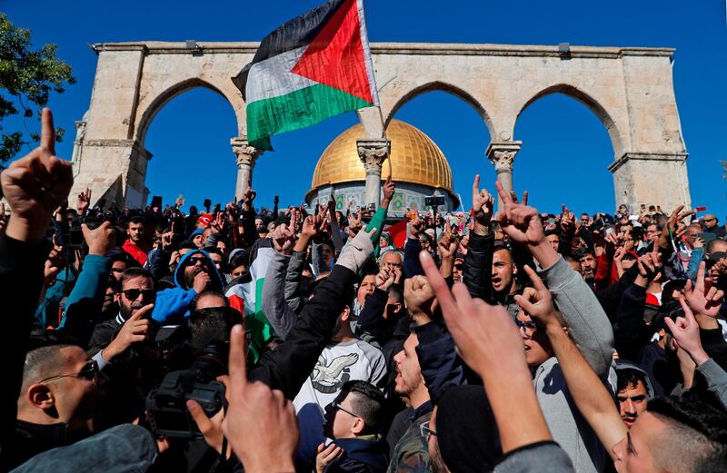 TOPSHOT - Palestinian Muslim worshippers shout slogans during Friday prayer in front of the Dome of the Rock mosque at the al-Aqsa mosque compound in the Jerusalem's Old City on December 8, 2017.
Israel deployed hundreds of additional police officers following Palestinian calls for protests after the main weekly Muslim prayers against US President Donald Trump's recognition of Jerusalem as Israel's capital. / AFP PHOTO / Ahmad GHARABLI