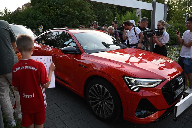 Fans and media surround the car of Harry Kane in Bayern Munich. AFP