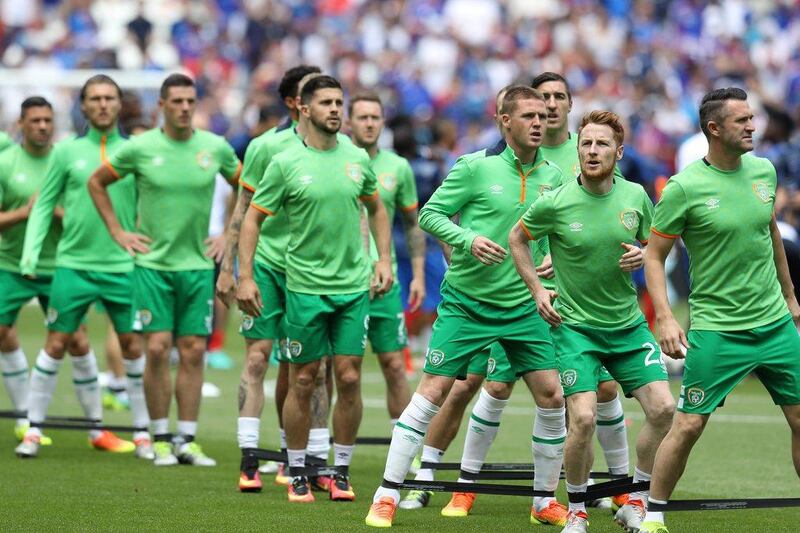 Ireland players warm up ahead the Euro 2016 round of 16 football match between France and Republic of Ireland. Valery Hache / AFP