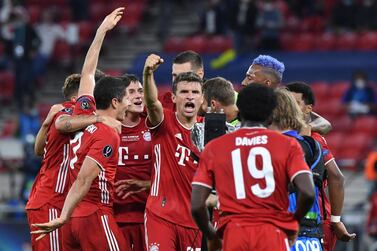 epa08695247 Players of Bayern Munich celebrate after winning the UEFA Super Cup final between Bayern Munich and Sevilla at the Puskas Arena in Budapest, Hungary, 24 September 2020. EPA/Tibor Illyes / POOL