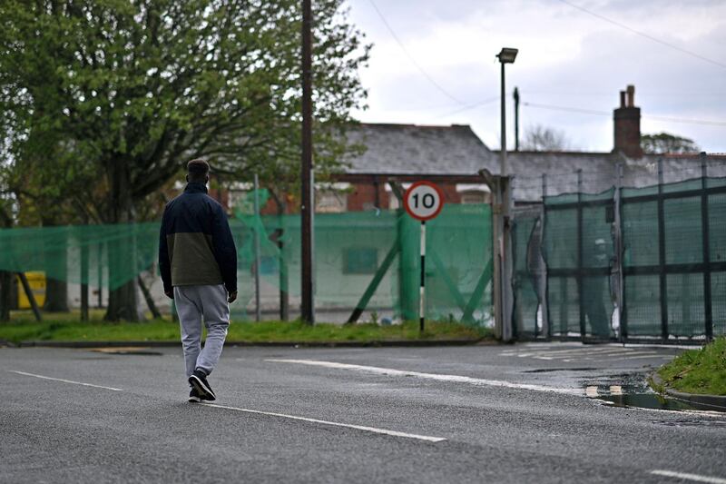 A resident of Napier Barracks, a former military barracks that is being used to house asylum seekers, returns to the barracks after attending an event held in solidarity with the migrants, in Folkestone, southeast England on May 22, 2021.  / AFP / Ben STANSALL
