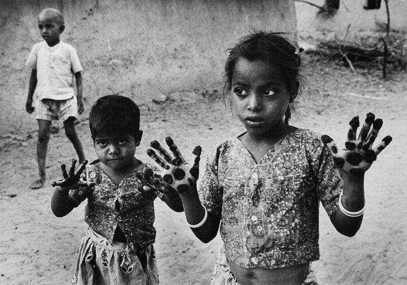 Jyoti Bhatt, children with mehndi on their hands, Rajasthan (1972). Silver gelatin print. Photo: Museum of Art & Photography