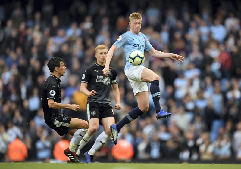 MANCHESTER, ENGLAND - OCTOBER 20:  Kevin De Bruyne of Manchester City controls the ball as Jack Cork of Burnley looks on during the Premier League match between Manchester City and Burnley FC at Etihad Stadium on October 20, 2018 in Manchester, United Kingdom. (Photo by Shaun Botterill/Getty Images)