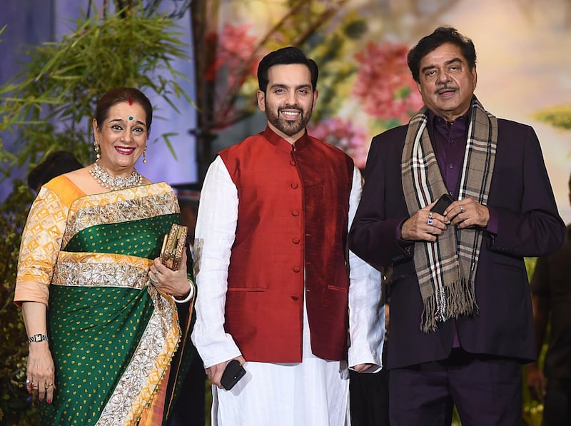 Actor Shatrudhan Sinha (R), hia wife Poonam (L) and son Love (C) pose for a picture during the wedding reception of actress Sonam Kapoor and businessman Anand Ahuja in Mumbai late on May 8, 2018. / AFP PHOTO / Sujit Jaiswal