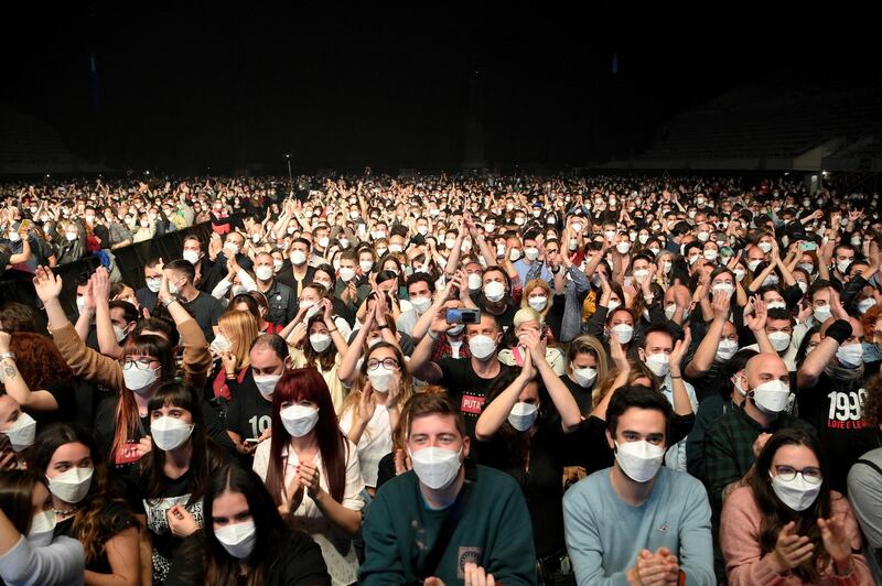 Spectators wait for the start of a rock music concert by Spanish group Love of Lesbian at the Palau Sant Jordi in Barcelona on March 27, 2021. - Attendees underwent Covid-19 Rapid Antigen Tests and are required to wear face masks but the social distancing rule will not be complied as part of a study on virus propagation. (Photo by LLUIS GENE / AFP)